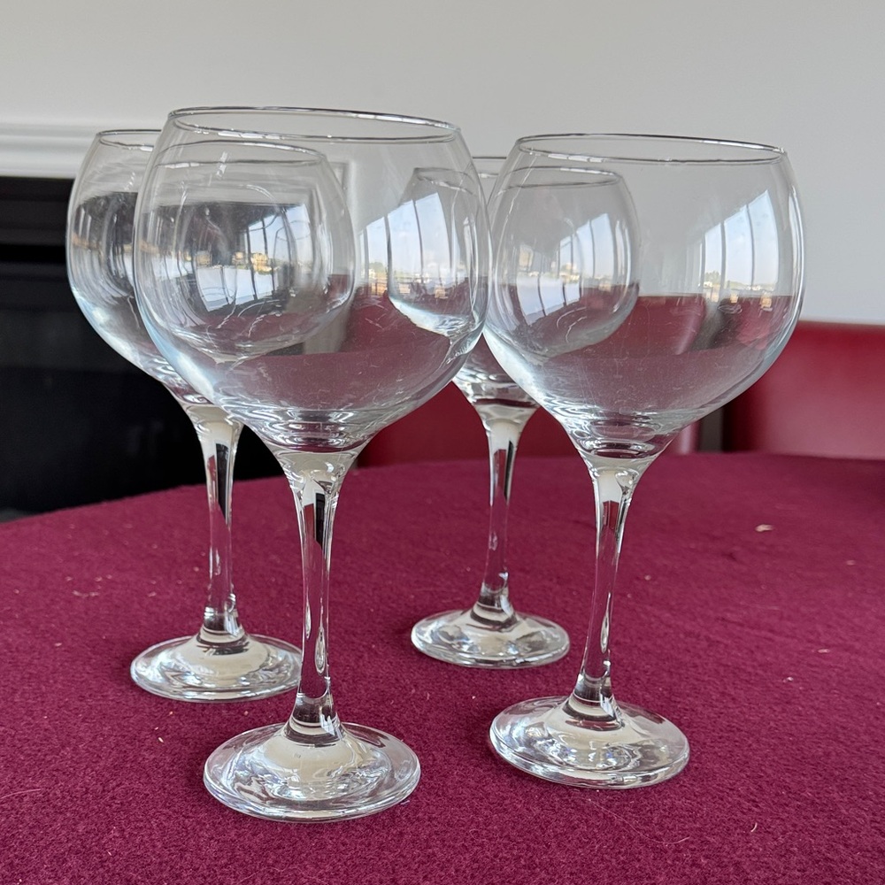 Elegant Clear Wine Glass Set